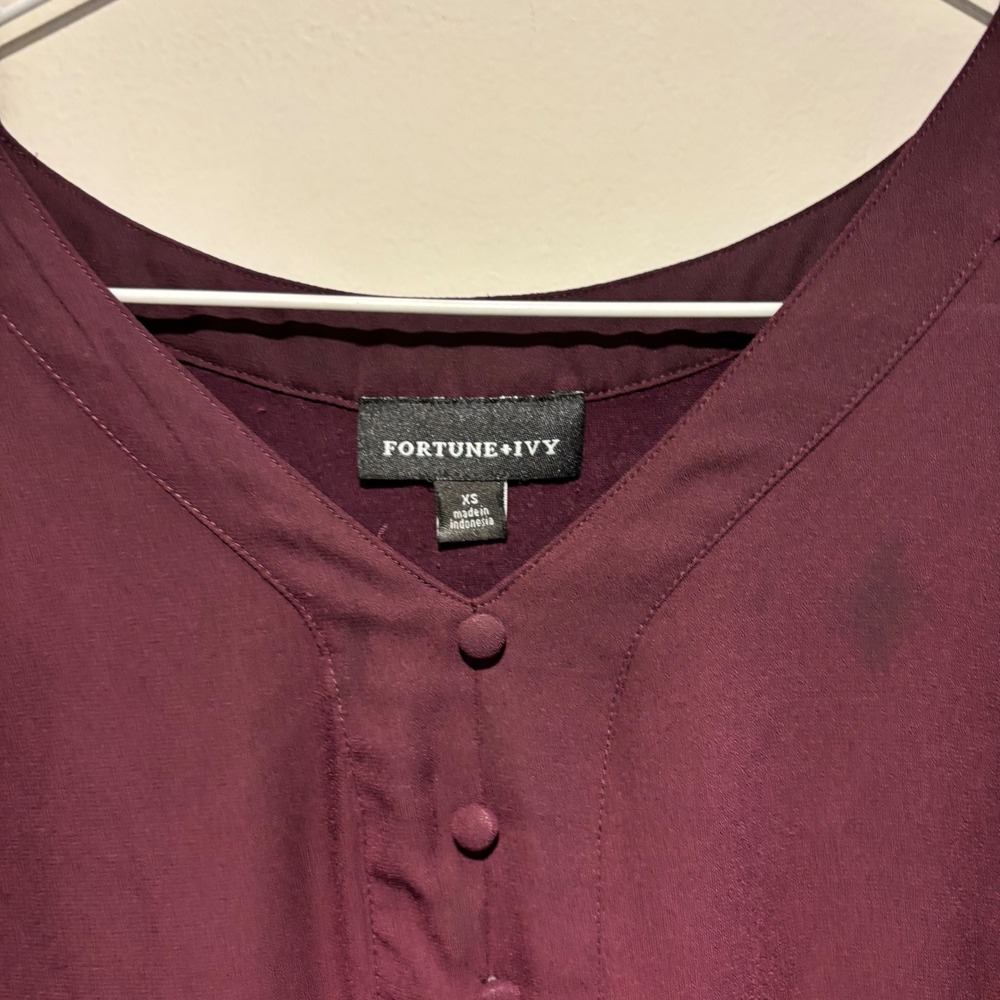Fortune + Ivy Burgundy Mixed Media‎ V-Neck Blouse Cuffed Cap Sleeve XS Womens - Picture 3 of 3